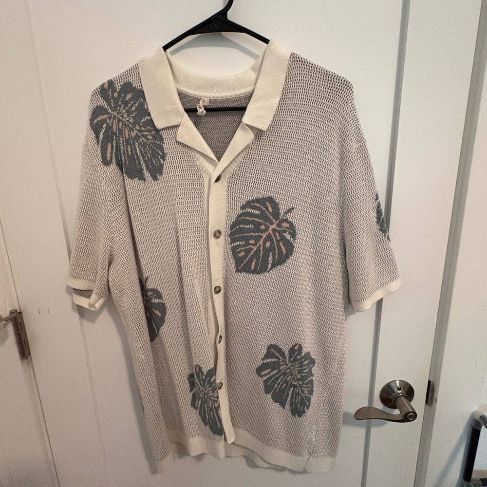 Marine Layer Cream and Gray Leaf Pattern Knit Short Sleeve Shirt